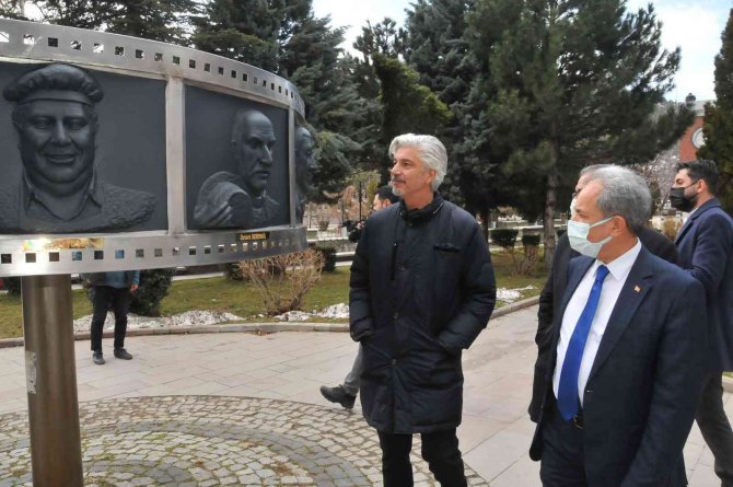 Uygur Kardeşler Akşehir’de Babalarının Büstünü Görünce Duygulu Anlar Yaşadı