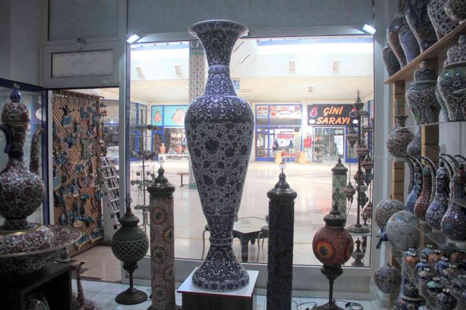 220 Santimlik Dev Çini Vazo Göz Kamaştırıyor