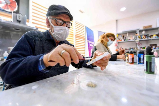 Yaşlılar, Büyükşehir Belediyesinin El Sanatları Atölyesinde Üretiyor