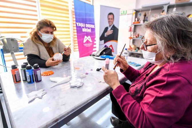 Yaşlılar, Büyükşehir Belediyesinin El Sanatları Atölyesinde Üretiyor