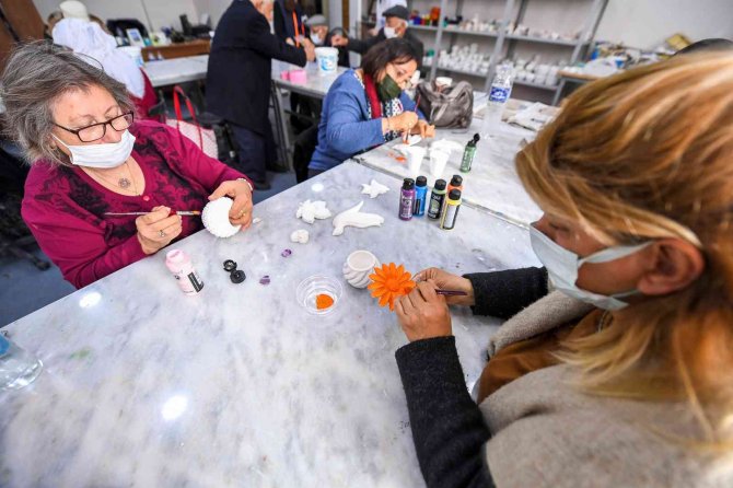 Yaşlılar, Büyükşehir Belediyesinin El Sanatları Atölyesinde Üretiyor