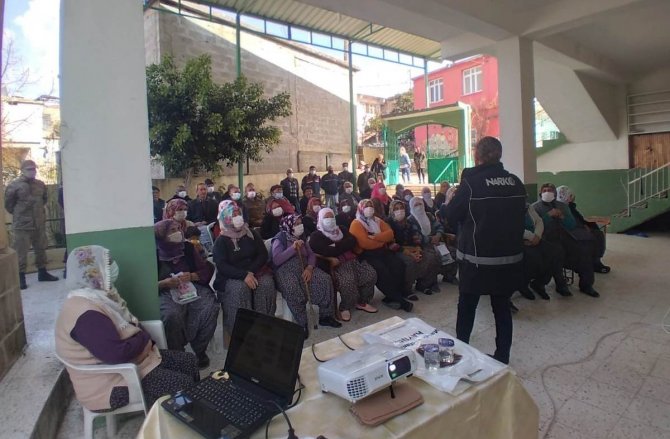 Mersin’de ’En İ̇yi Narkotik Polisi Anne’ Eğitimleri Sürüyor