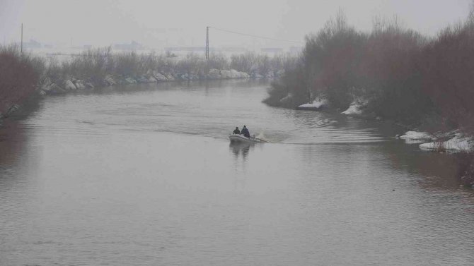 Karasu Nehri’ne Düşen Genç Kızı Arama Çalışmalarına Ara Verildi
