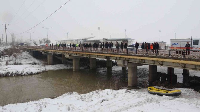 Karasu Nehri’ne Düşen Genç Kızı Arama Çalışmalarına Ara Verildi