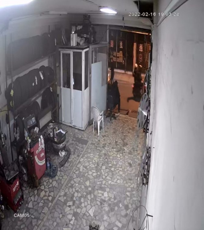 “O Ses Türkiye” Yarışmacısına İ̇stanbul’da Silahlı Saldırı Kamerada: Genç Sürünerek Girdiği Dükkanda Yardım Bekledi