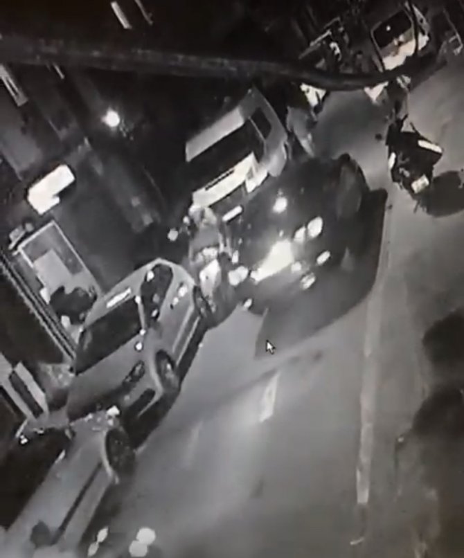 “O Ses Türkiye” Yarışmacısına İ̇stanbul’da Silahlı Saldırı Kamerada: Genç Sürünerek Girdiği Dükkanda Yardım Bekledi
