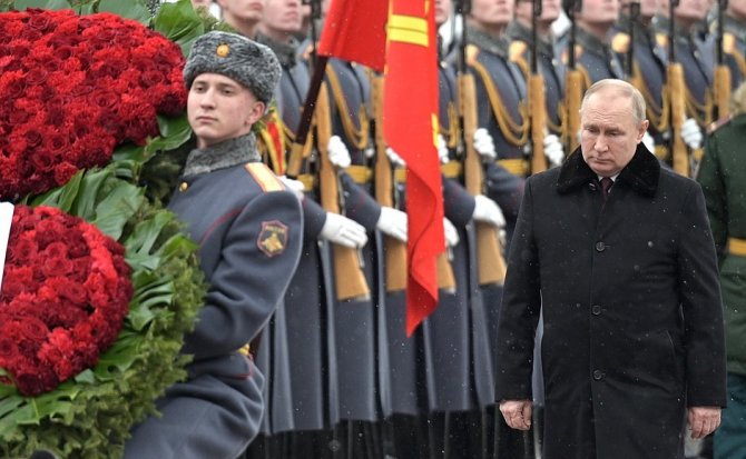 Putin “Vatan Savunucuları Günü” Nedeniyle Meçhul Asker Anıtı’na Çelenk Bıraktı