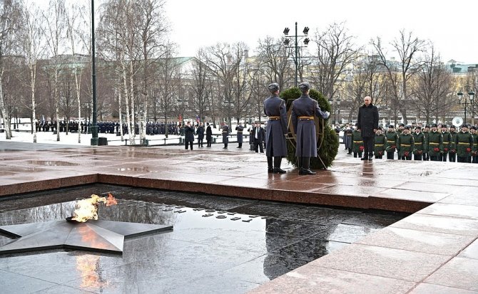 Putin “Vatan Savunucuları Günü” Nedeniyle Meçhul Asker Anıtı’na Çelenk Bıraktı