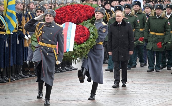 Putin “Vatan Savunucuları Günü” Nedeniyle Meçhul Asker Anıtı’na Çelenk Bıraktı