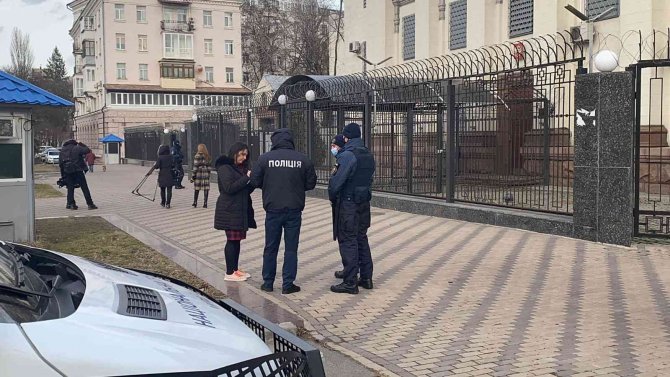 Rusya Kiev Büyükelçiliğindeki Bayrağını İndirdi