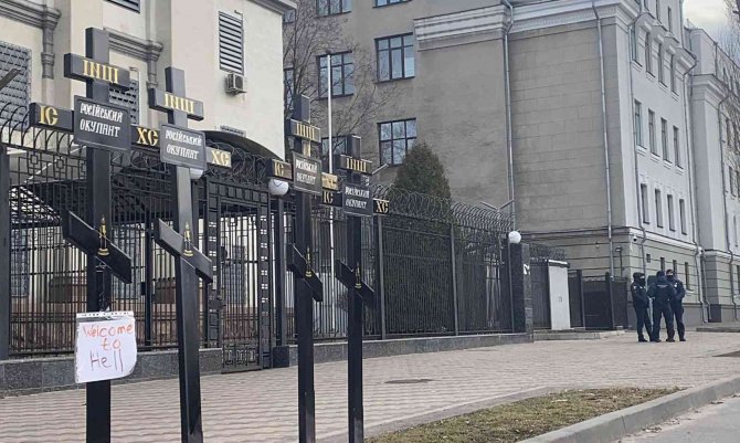 Rusya Kiev Büyükelçiliğindeki Bayrağını İndirdi