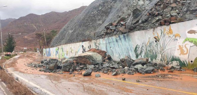 Marmaris’te Sağanak Yağış Aralıklarla Devam Ediyor