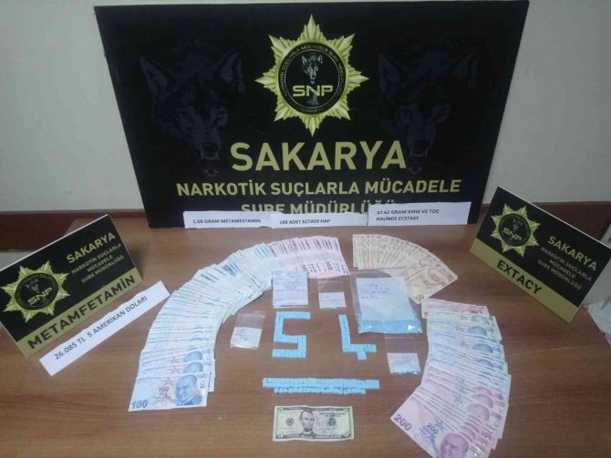 Yakalanacaklarını Anlayınca Uyuşturucuyu Yola Saçmaya Çalıştılar