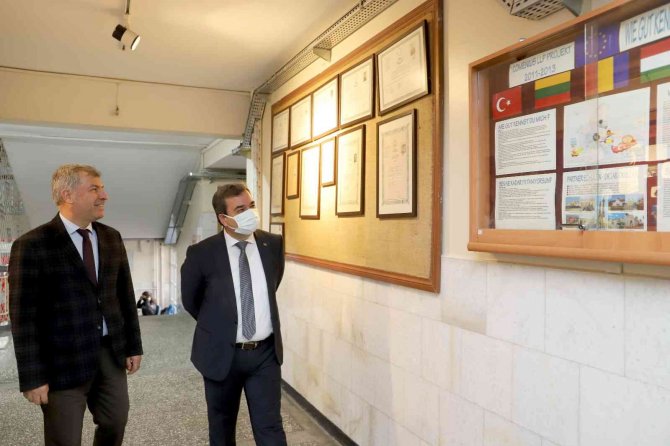 Rektör Liseyi Ziyaret Etti, Öğrencilerle Birlikte Ders Dinledi