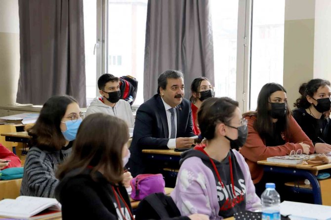 Rektör Liseyi Ziyaret Etti, Öğrencilerle Birlikte Ders Dinledi