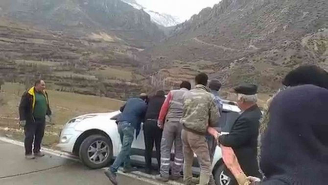 Siirt’te Yol Kenarında Asılı Kalan Araç Kurtarıldı