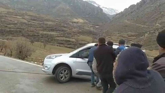 Siirt’te Yol Kenarında Asılı Kalan Araç Kurtarıldı