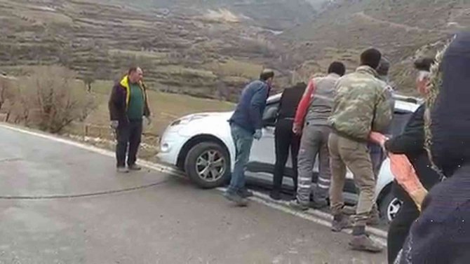 Siirt’te Yol Kenarında Asılı Kalan Araç Kurtarıldı
