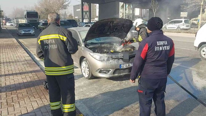 Seyir Halindeki Otomobilin Motor Kısmı Alev Alev Yandı