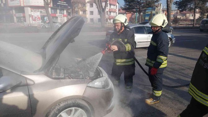 Seyir Halindeki Otomobilin Motor Kısmı Alev Alev Yandı