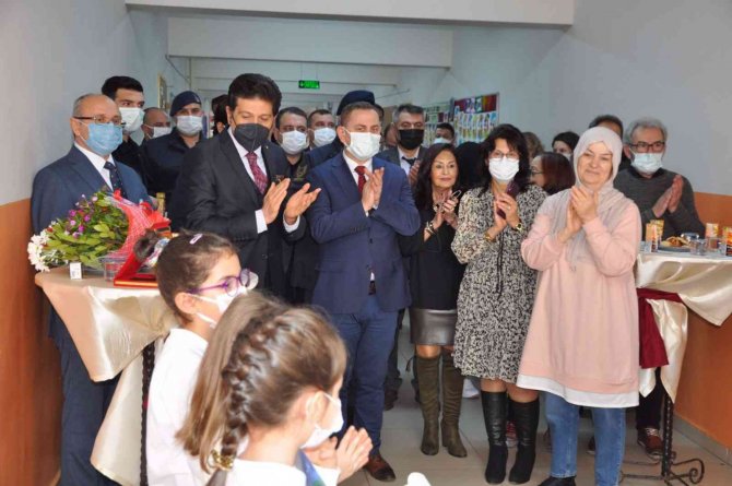 Eşinin Ölüm Yıldönümünde Anısına Kütüphane Kurdu