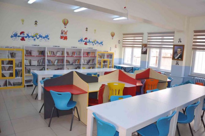 Eşinin Ölüm Yıldönümünde Anısına Kütüphane Kurdu