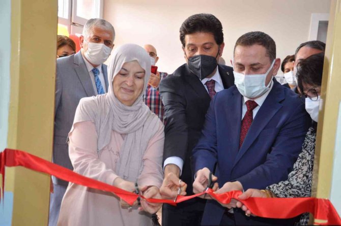 Eşinin Ölüm Yıldönümünde Anısına Kütüphane Kurdu