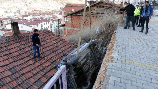Fren Yerine Gaza Bastı, Yeni Aldığı Aracıyla Duvardan Uçtu