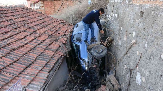 Fren Yerine Gaza Bastı, Yeni Aldığı Aracıyla Duvardan Uçtu