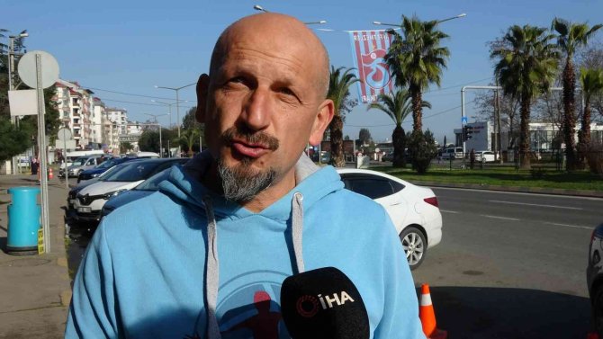 Trabzon Bordo-maviye Büründü