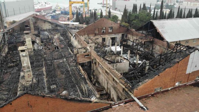 Tuzla’da Yangının Fabrikada Bıraktığı Hasar Gün Ağarınca Ortaya Çıktı