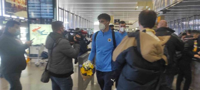 Fenerbahçe Prag’da Çiçeklerle Karşılandı