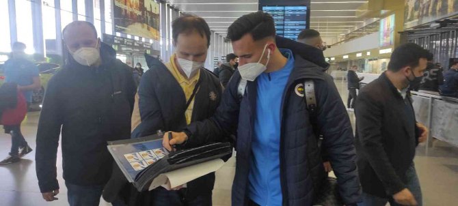 Fenerbahçe Prag’da Çiçeklerle Karşılandı
