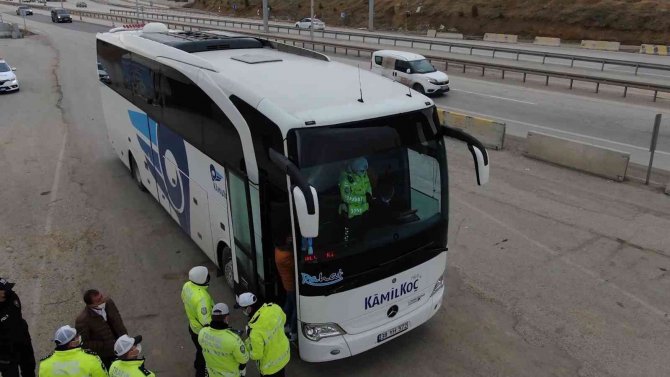 43 İlin Geçiş Güzergahında Otobüs Denetimi: Sürücüler Tek Tek Uyarıldı