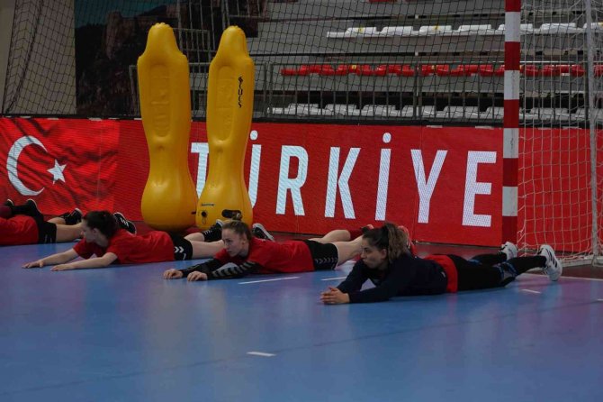 Milli Hentbolcu Beyza Karaçam, İ̇sveç’e Transfer Oldu