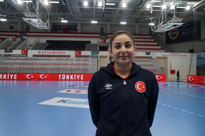 Milli Hentbolcu Beyza Karaçam, İ̇sveç’e Transfer Oldu