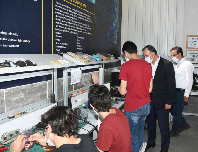 Osb’lerdeki 61 Binden Fazla Mesleki Ve Teknik Anadolu Lisesi Öğrencisi Ulusal Staj Programı’ndan Yararlanacak