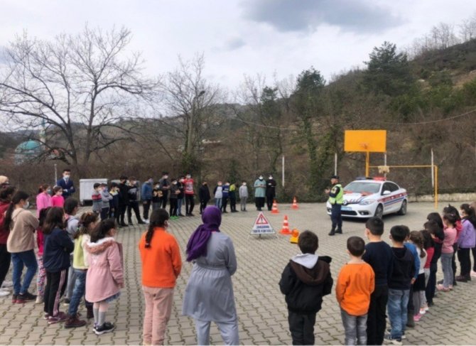 Jandarma’dan İlkokul Öğrencilerine Trafik Eğitimi
