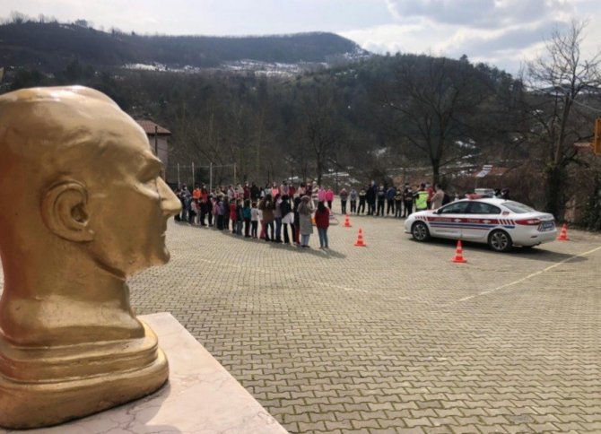 Jandarma’dan İlkokul Öğrencilerine Trafik Eğitimi