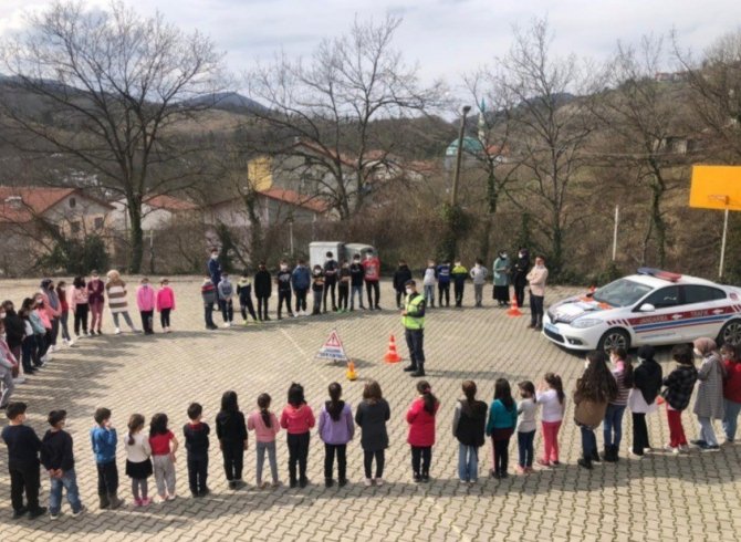 Jandarma’dan İlkokul Öğrencilerine Trafik Eğitimi