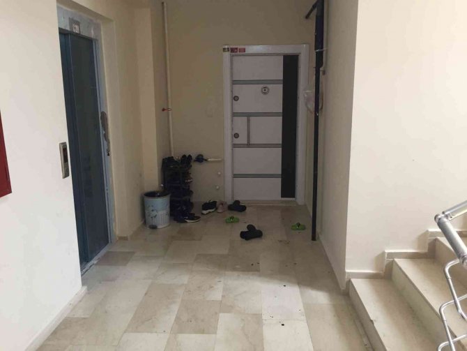 Kendini Aldattığını Düşündüğü Karısını Bıçakladı