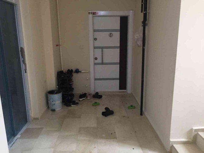 Kendini Aldattığını Düşündüğü Karısını Bıçakladı