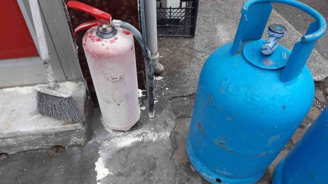 Lokantada Yangın Tüpü Patladı, Müşteriler Panikle Kaçıştı