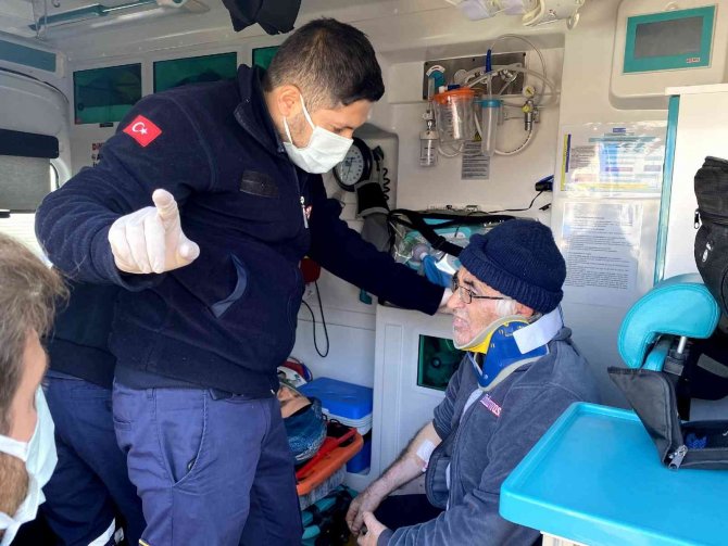 Aksaray’da Hafif Ticari Araçla Otomobil Çarpıştı: 2 Yaralı
