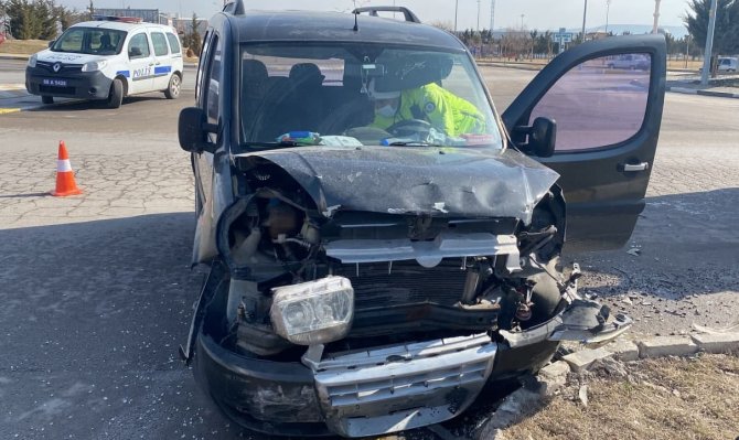 Aksaray’da Hafif Ticari Araçla Otomobil Çarpıştı: 2 Yaralı