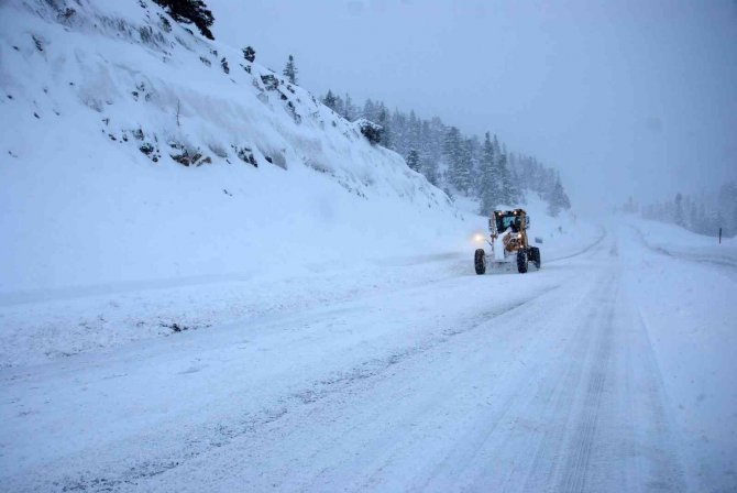 Antalya-konya Yolu Tır Geçişine Kapatıldı