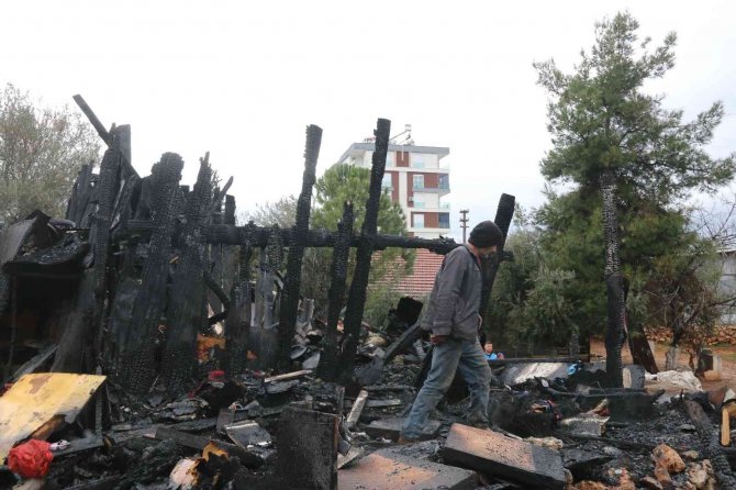 Antalya’da Sobadan Çıkan Yangında Baraka Küle Döndü