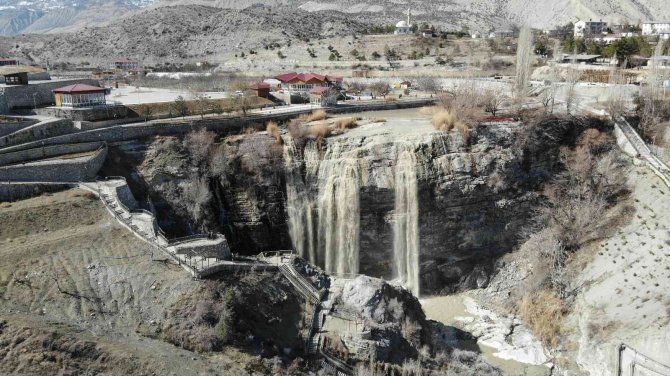 Türkiye’nin En Büyük Şelalesi Can Suyuna Kavuştu