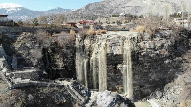 Türkiye’nin En Büyük Şelalesi Can Suyuna Kavuştu