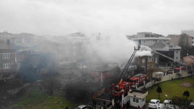 Ataşehir’de 3 Katlı Binanın Çatı Katı Alevlere Teslim Oldu